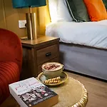Village Pub Hotel 4*