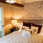 Village Pub Hotel 4*
