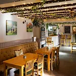 Village Pub Hotel