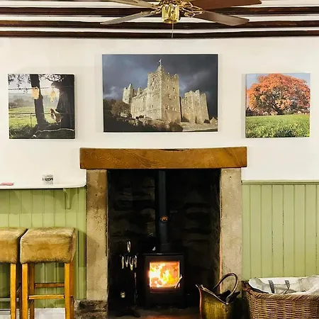 호텔 Village Pub